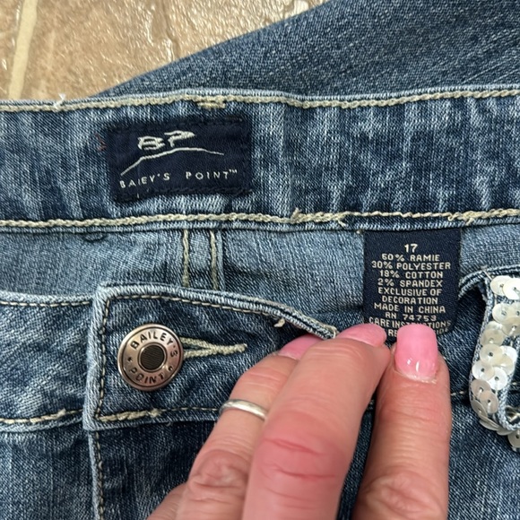 Juniors Bailey's Point Embroidered Sequined Y2K Capri Jeans Size 17 - Picture 3 of 3